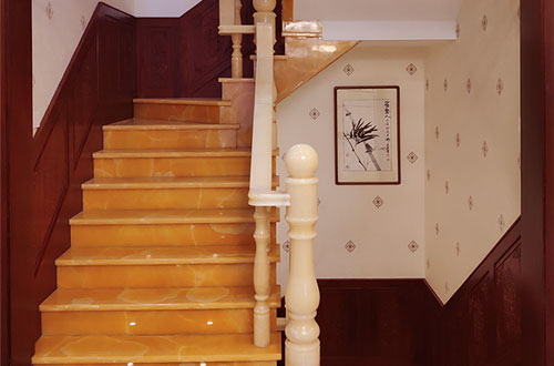广元中式别墅室内汉白玉石楼梯的定制安装装饰效果